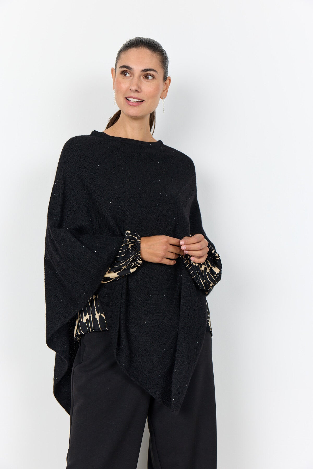SC-AJNA 1 Poncho Schwarz
