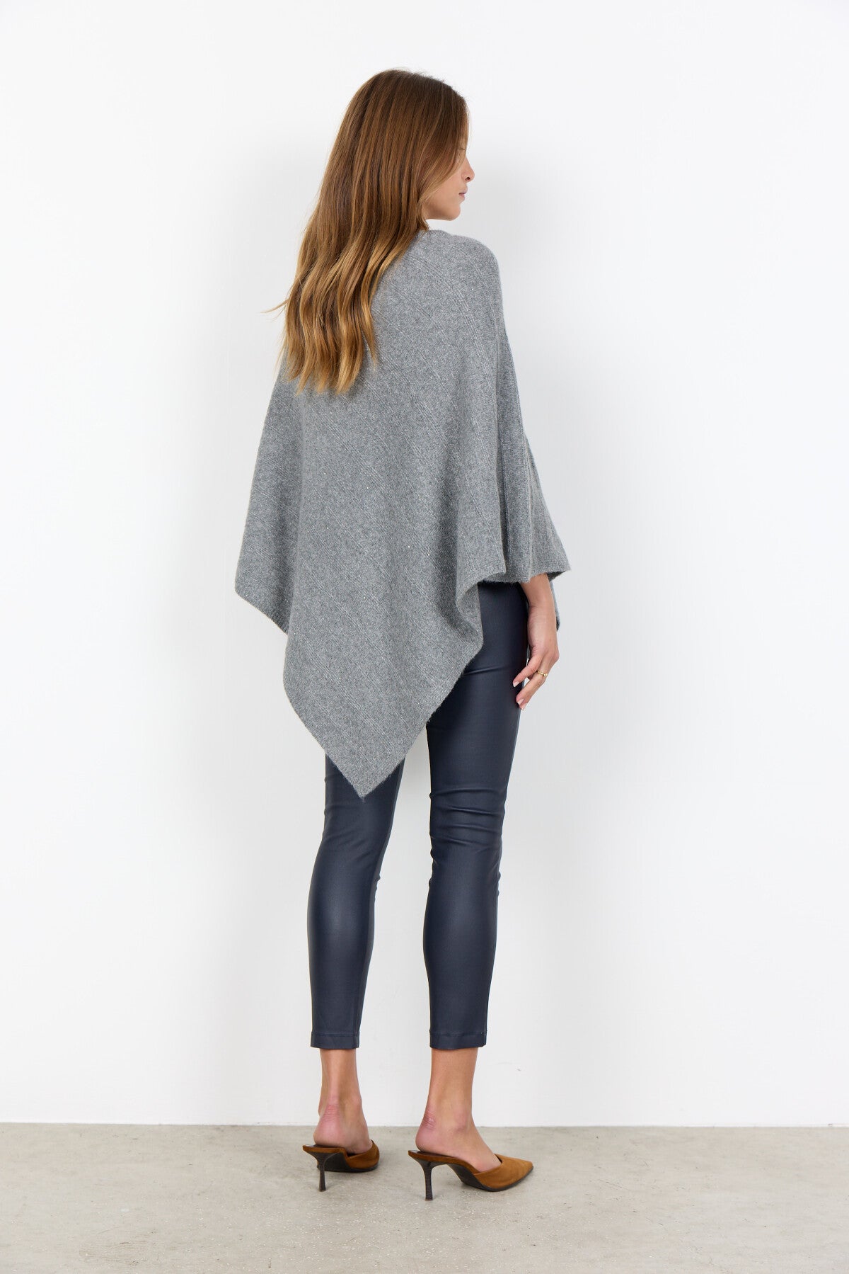 SC-AJNA 1 Poncho Grau